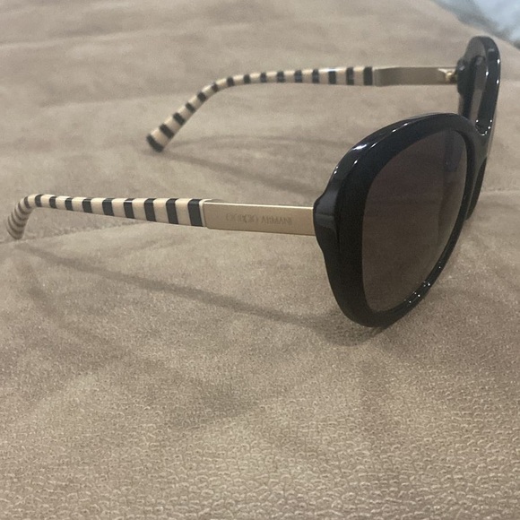 Giorgio Armani sunglasses(Authentic) - Picture 4 of 7